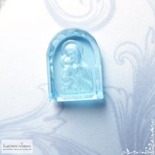 Резная Икона Владимирской Божией Матери на небесно-голубом топазе (оттенок sky blue) работы в Баснословно арка 16x12мм