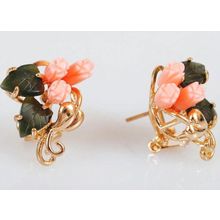 Серьги с кораллом и нефритом "3 розы 2 листа с сердечком"