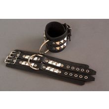 Подиум Широкие чёрные наручники с квадропуклями