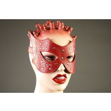 Подиум Красная кожаная маска с заклёпками