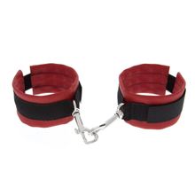 Blush Novelties Красно-чёрные полиуретановые наручники Luxurious Handcuffs (красный с черным)