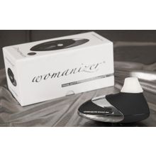 Womanizer Чёрный бесконтактный стимулятор с хромированной вставкой Womanizer W500 Black Chrome (черный с серебристым)