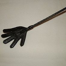 Подиум Длинный витой стек с наконечником в форме ладони - 85 см. (черный)