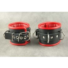 Чёрные обернутые наручники с 3 сварными D-кольцами и красным подкладом черный с красным