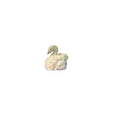 Игрушка из живых цветов "Лебедь из хризантем"
