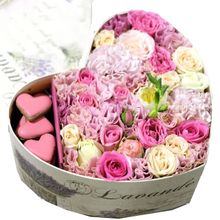Подарочная коробка с кустовой розой и имбирным печеньем Кокетка