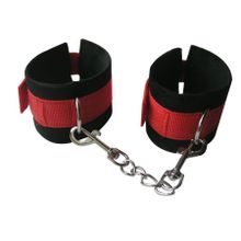 Черно-красные наручники из текстиля с цепочкой на карабине черный с красным