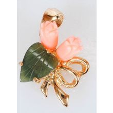 Кулон с кораллом и нефритом "2 розы 1лист бант"