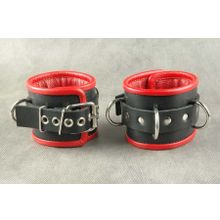 Чёрные обернутые наручники с 3 сварными D-кольцами и красным подкладом черный с красным