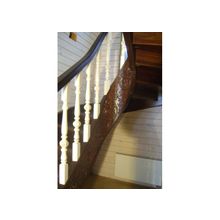 Деревянная лестница с элементами резьбы (001)