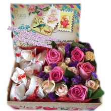 Красивый альянс цветы в коробке с конфетами
