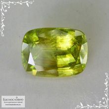 Желтовато-зелёный сфен (титанит) из Афганистана огранки кушон 9,9x7,55мм 3,1 карата