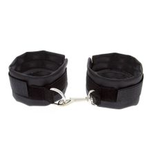 Blush Novelties Чёрные полиуретановые наручники с карабином Beginners Wrist Restraints