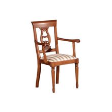 Стул с резной спинкой и подлокотниками