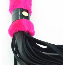 Нежная плеть с розовым мехом BDSM Light - 43 см. розовый с черным