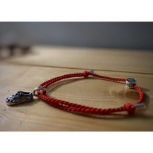 Красный браслет с позолоченным тапочком Спиридона и бусиной Спаси и Сохрани