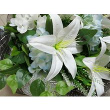 Букет-венок на похороны «Белые лилии»