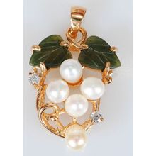 Кулон с жемчугом и нефритом "Виноград"