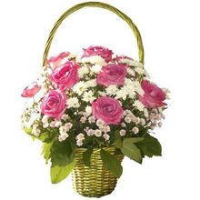 Корзина розовых роз с хризантемой Карамелька