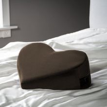 Кофейная подушка для любви Liberator Retail Heart Wedge (226827)