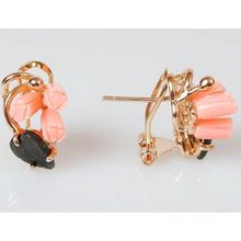 Серьги с кораллом и нефритом "3 розы 1 лист тычинка"