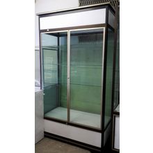 Шкаф-витрина с распашными дверьми на металл.профиле б у