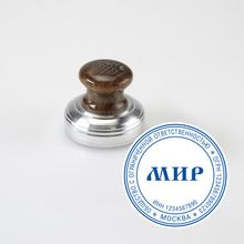 Печать на металлической оснастке САБИНА-КНОПКА д. 40 мм со штемп. подушкой(ручка дерево)
