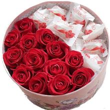 Коробка с цветами роз и Рафаэлло розы и Рафаэллка