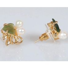 Серьги с жемчугом и нефритом "2 жемчужины 1 лист бант"
