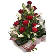 Букет Встречая Счастье 10 красных роз и 7 Калла и веточки белой Гипсофилы