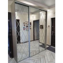 Шкаф-купе в прихожую, зеркало с гравировкой