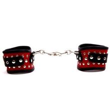Фигурные красно-чёрные наручники с клёпками красный с черным