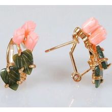Серьги с кораллом и нефритом "3 розы 2 листа"