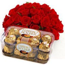 Красный букет роз (25 роз) и конфеты Ферреро