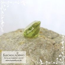 Сертифицированный жёлто-зелёный демантоид из Мадагаскара огранки овал 7x5мм 0,9 карата