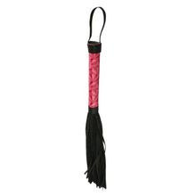 Аккуратная плетка с розовой рукоятью Passionate Flogger - 39 см. розовый с черным