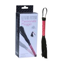 Аккуратная плетка с розовой рукоятью Passionate Flogger - 39 см. розовый с черным