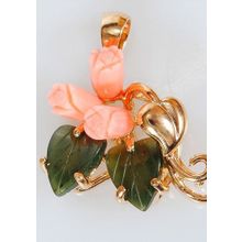 Кулон с кораллом и нефритом "3 розы 2 листа сердечко"