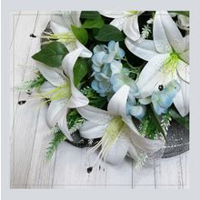 Букет-венок на похороны «Белые лилии»