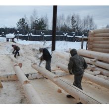 Дома и бани из оцилиндрованного и рубленного бревна. Сибирский лес.