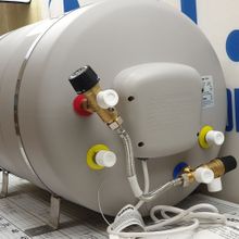 Isotherm Электрический бойлер для нагрева воды Isotherm Spa Mix IT-6P4031SPA0003 230 В 750 Вт 40 л оснащен смесительным вентилем