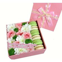 Подарочная коробка с цветами и макарунами в розовой гамме