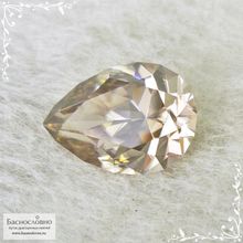 Циркон оттенка Шампань из Танзании (Танга) огранки в Баснословно груша 14,13x10,05мм 7,8 карат