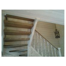 Деревянная лестница с элементами резьбы (002)