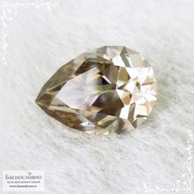 Циркон оттенка Шампань из Танзании (Танга) огранки в Баснословно груша 14,13x10,05мм 7,8 карат