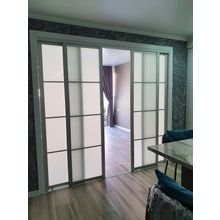 Зонирование жилых помещений. Раздвижная перегородка, стекло матовое