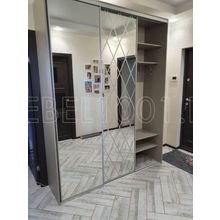 Шкаф-купе в прихожую, зеркало с гравировкой