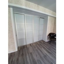 Зонирование жилых помещений. Раздвижная перегородка, стекло матовое