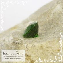 Насыщенно-зелёный циркон (азорит) из Танзании огранка овал 7,7x5,6мм 1,46 карат