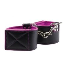 Shots Media BV Чёрно-розовые двусторонние оковы на ноги Reversible Ankle Cuffs